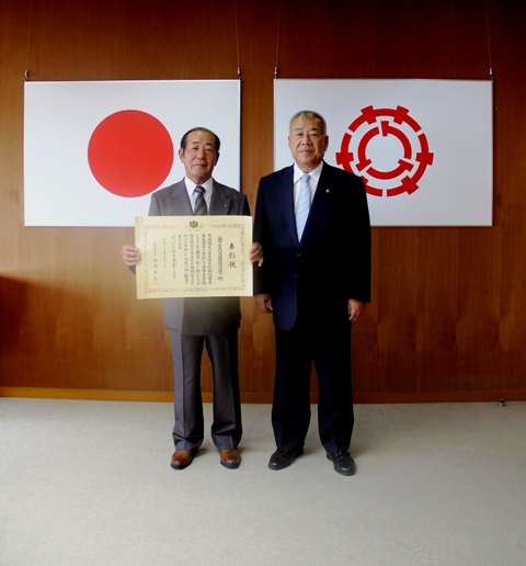 中村会長が賞状を持ち、市長と記念撮影の横向き写真