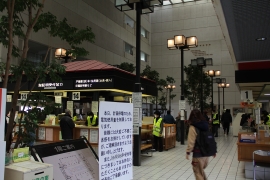 ポツポツと電灯の灯った薄暗い計画停電中の市役所