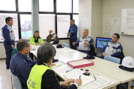 災害対策本部を設置し、話し合いの場で市長が話をしている写真