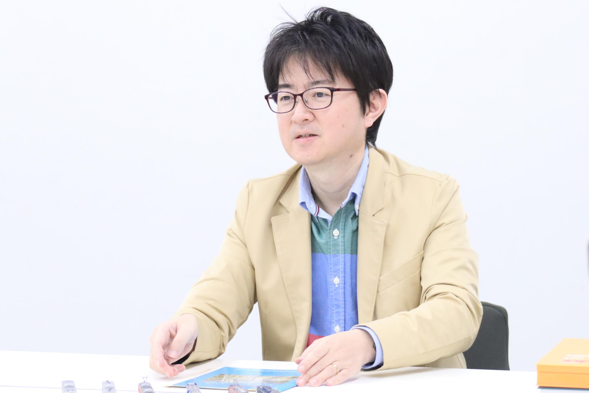 インタビューに答える藤富さんの様子