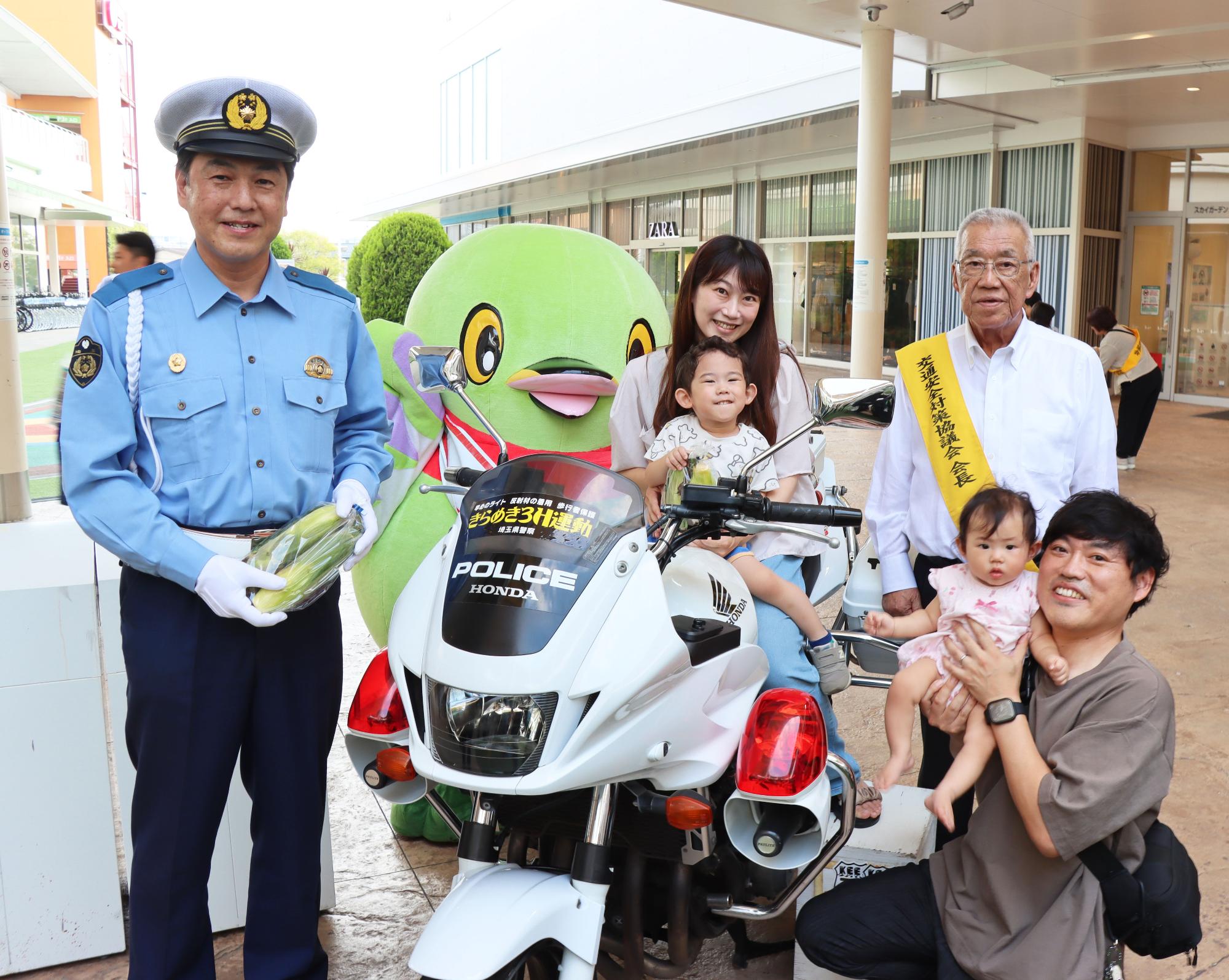 来場者と記念撮影