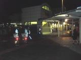 2名の夜間パトロール隊員が駅の前にたち、駐留警戒をしている写真