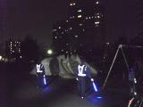 2名の夜間パトロール隊員が公園で駐留警戒をしている写真