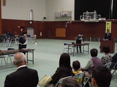 少し離れた距離でお互いに固定電話の受話器を取り会話をしている寸劇の様子の写真