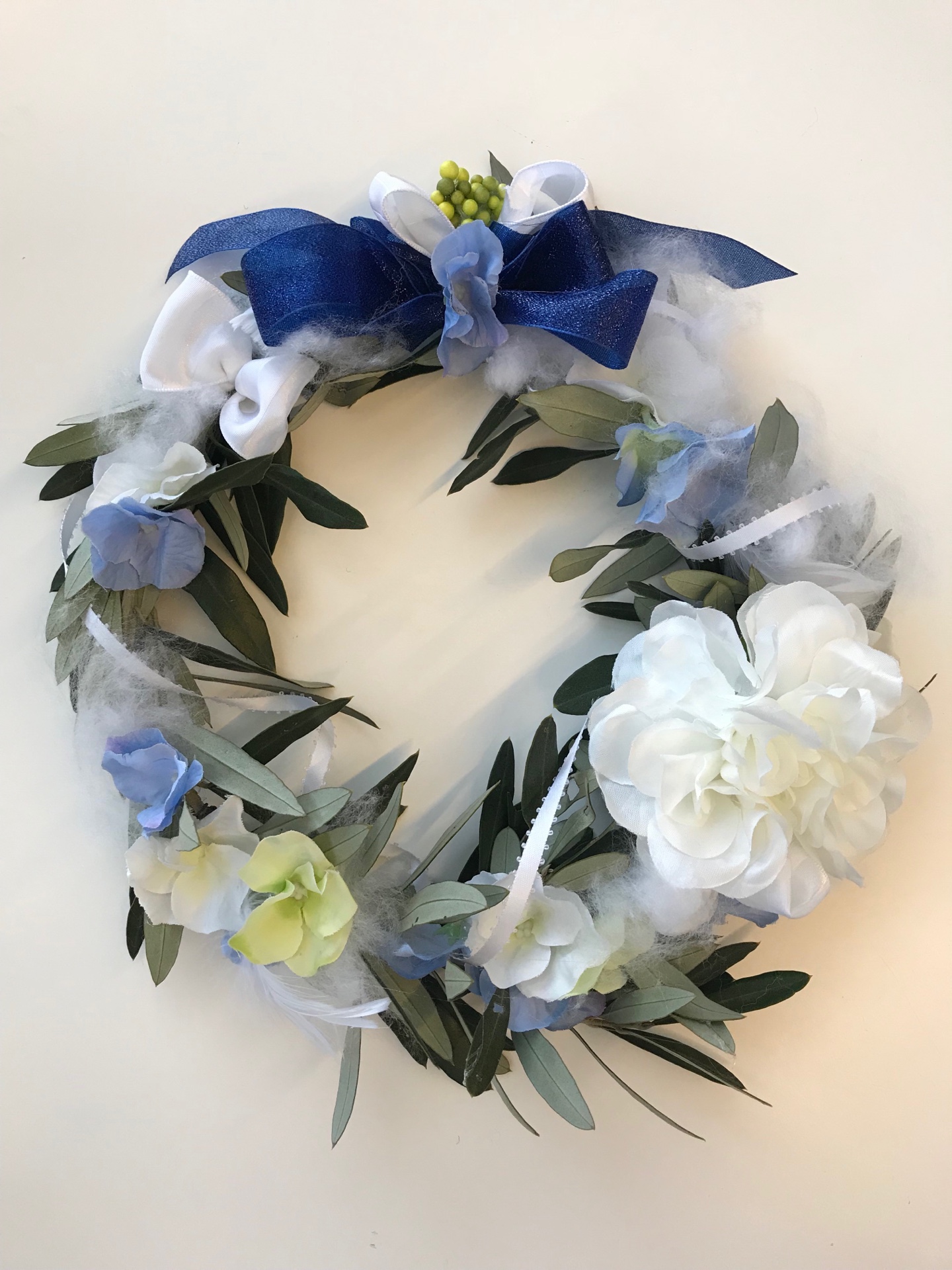 オリーブの葉の冠を基準に、花やリボンでアレンジされた大津先生試作品の写真