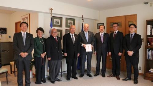 令和５年ギリシャ大規模自然災害義援金贈呈式写真