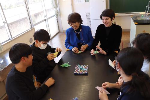 国際交流授業の様子（折り紙）
