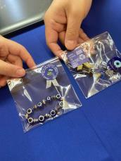 クラフト体験で作成した透明の袋に入ったブレスレットなどのお守り「マティ」の写真