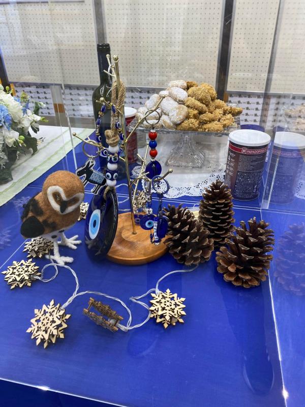 フクロウの置物やスノーフレーク型のオーナメント、まつぼっくりなどのクリスマスの飾りが展示されている写真