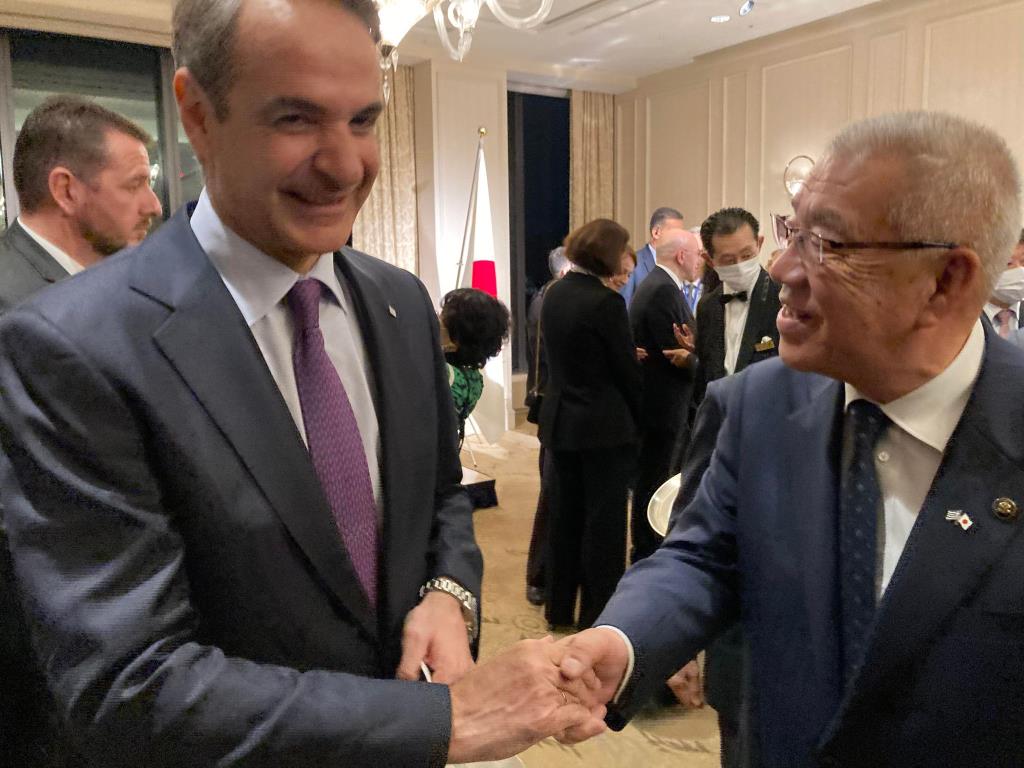 キリアコス・ミツォタキス・ギリシャ共和国首相と市長が笑顔で握手を交わしている写真
