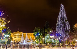 街路樹や街並みが青色の電飾で彩られたギリシャのクリスマスの風景の写真