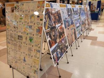 キャンプの時に撮影された写真などが大きなパネルになって展示されている写真