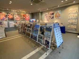 壁に大きなポスターなどが貼られ、中央にパネルが並んでいる展示会場の写真