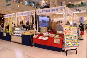 商業施設の広場に設置された観光物産展の販売ブースの写真