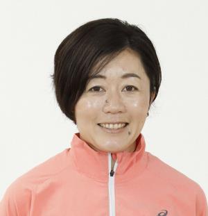 ピンク色のウエアを着た野口みずき氏の上半身の写真