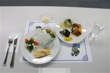 かいちゃんとつぶちゃんの敷紙の上に、大小のお皿に綺麗に盛付けされたギリシャ料理と、デザートが添えてある写真