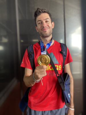 ミルトス・テントグル選手が右手で金メダルを持って記念撮影をしている写真