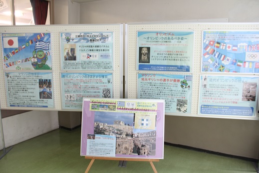 学校内の一角にパーテーションが並べられ、オリンピックにまつわる説明が複数展示されている写真