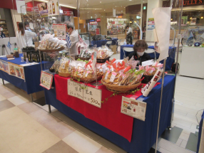 特産品が並んでいる2店舗の販売ブースの写真