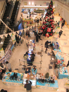 大きなクリスマスツリーが設置されているギリシャ物産展全体の様子を2階から撮影した写真