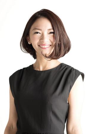黒色の服を着た宇佐美友紀氏の上半身の写真