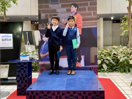 2名の男児が表彰台に乗って横に並び撮影を行っている様子の写真