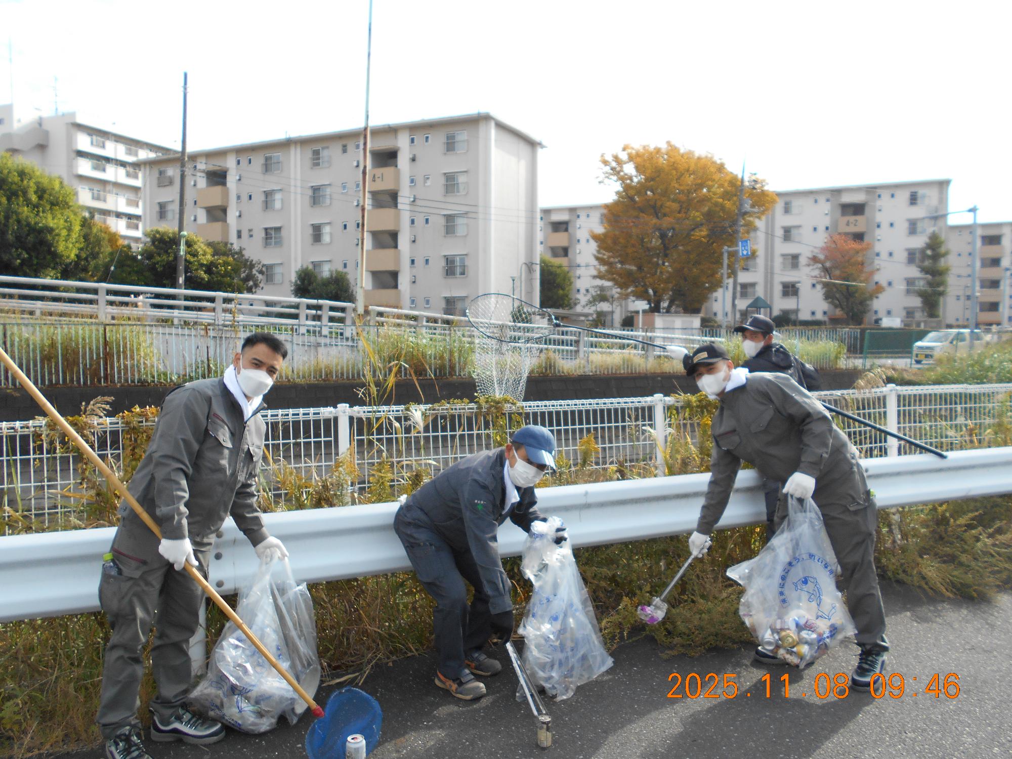 川沿いのゴミを拾っている写真