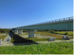 堤防の両端を繋ぐようにかかる大きく長い三郷流山橋（仮称）の写真