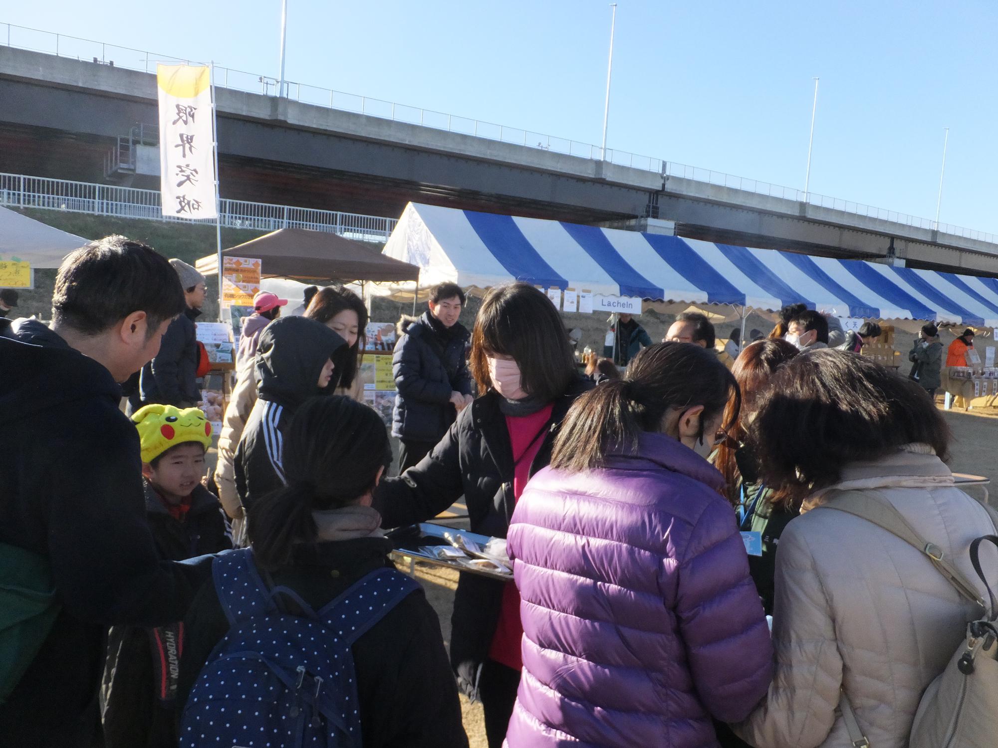 試食品配布の様子