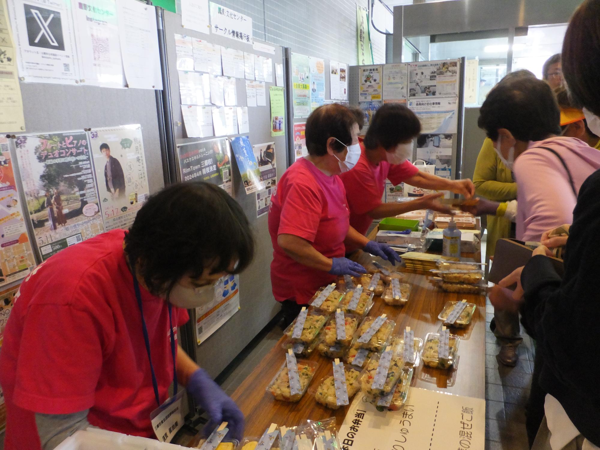 お弁当を販売する様子