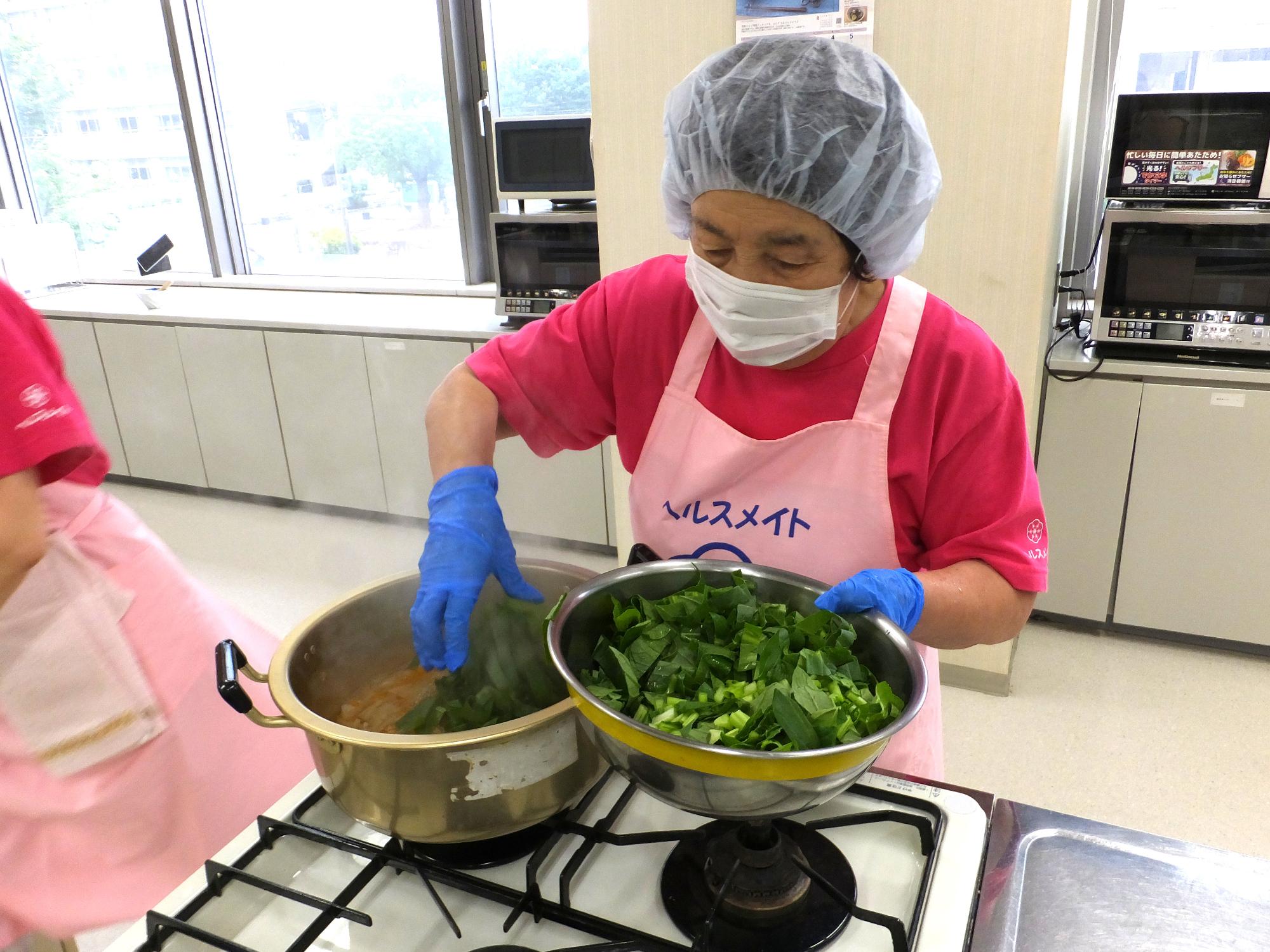 試食を調理する様子