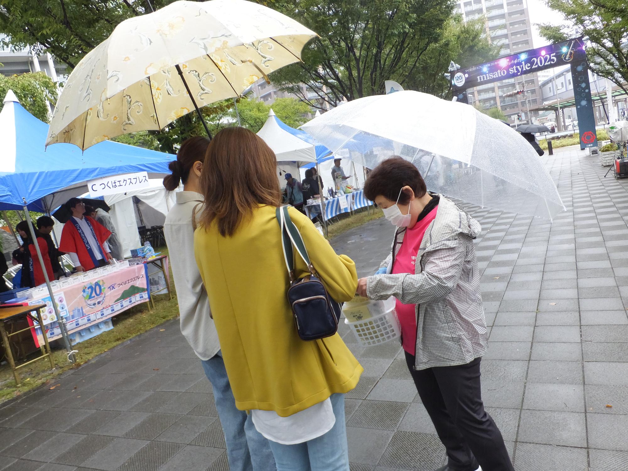 小松菜クッキーを渡す様子