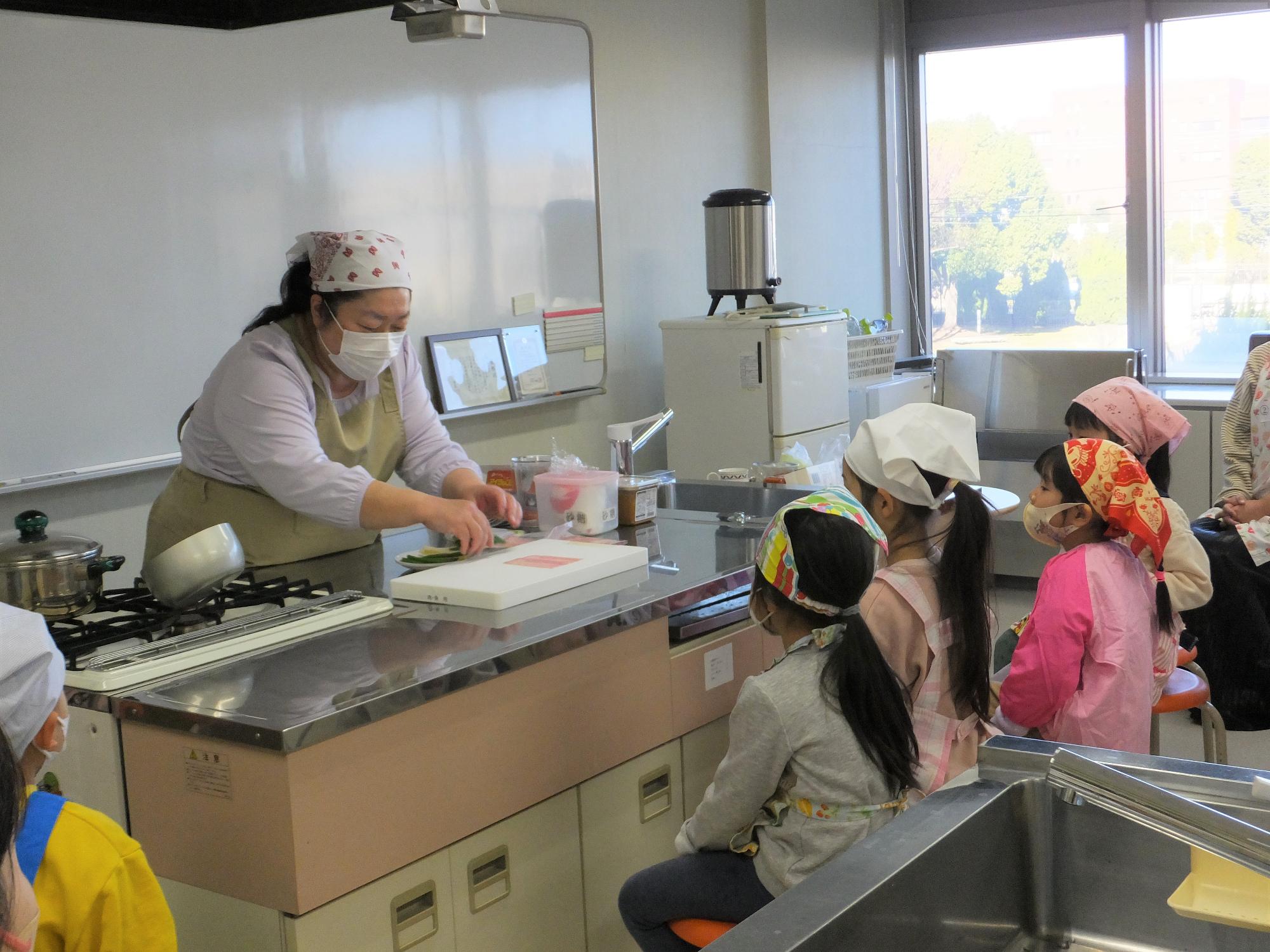 調理デモンストレーションをみる子どもたち