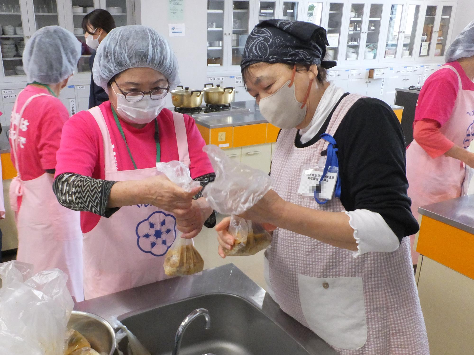 試食分の調理をする様子