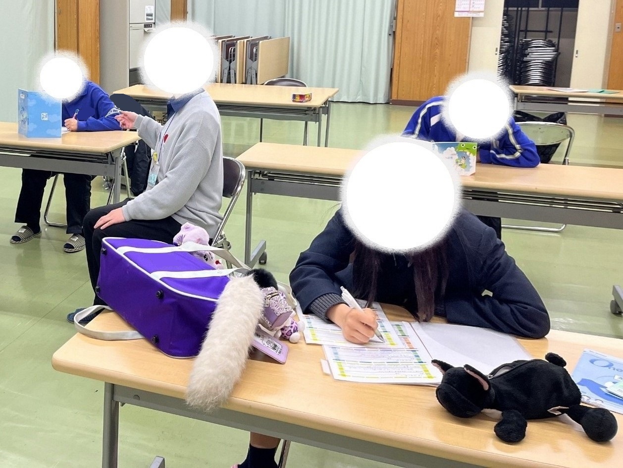 勉強に取り組む様子