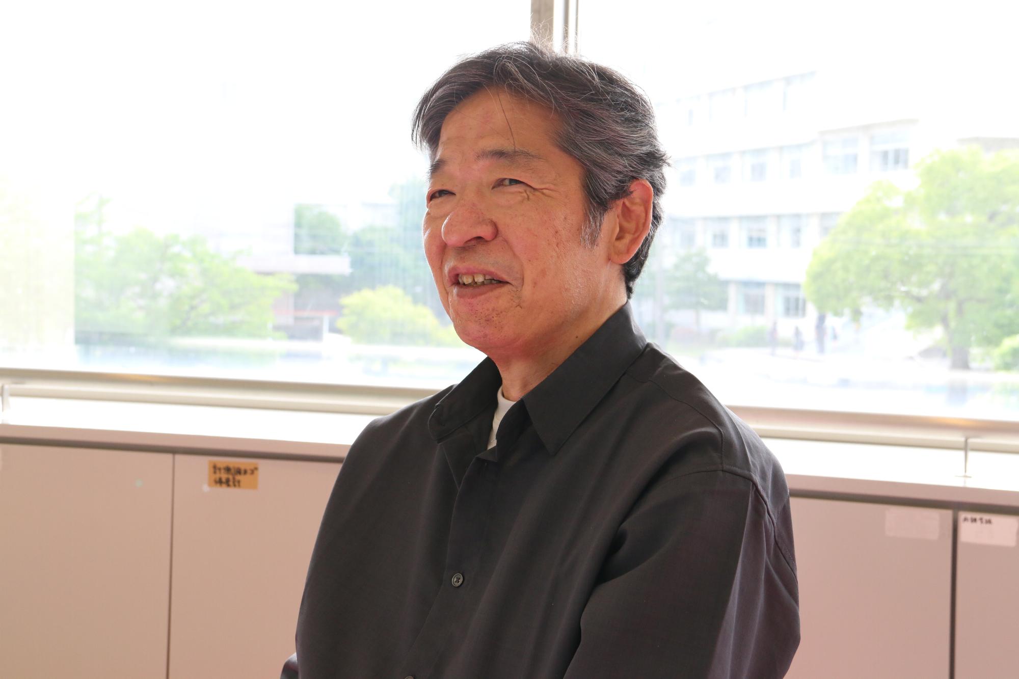 インタビューを受ける市村さん