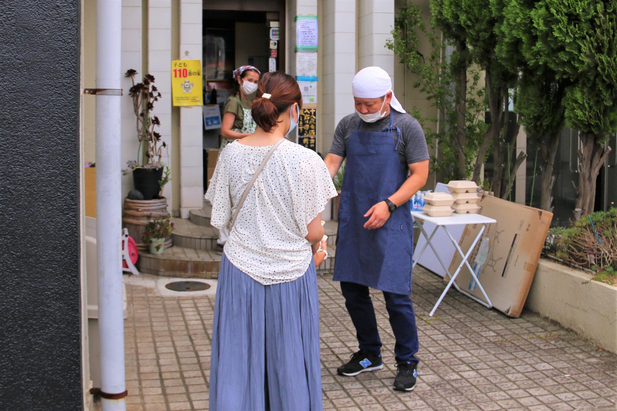 食事配布の様子