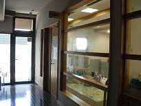 ドアの右側がガラス張りになっている、いちごサロンの入口の写真