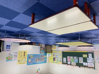 南児童センター内の画像 ローテーブルが6台配置されている 壁にはカラフルな掲示物