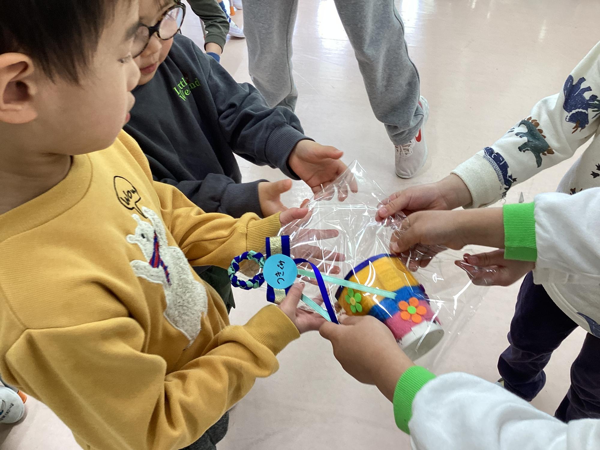 各クラスそら組からプレゼントを受け取った様子