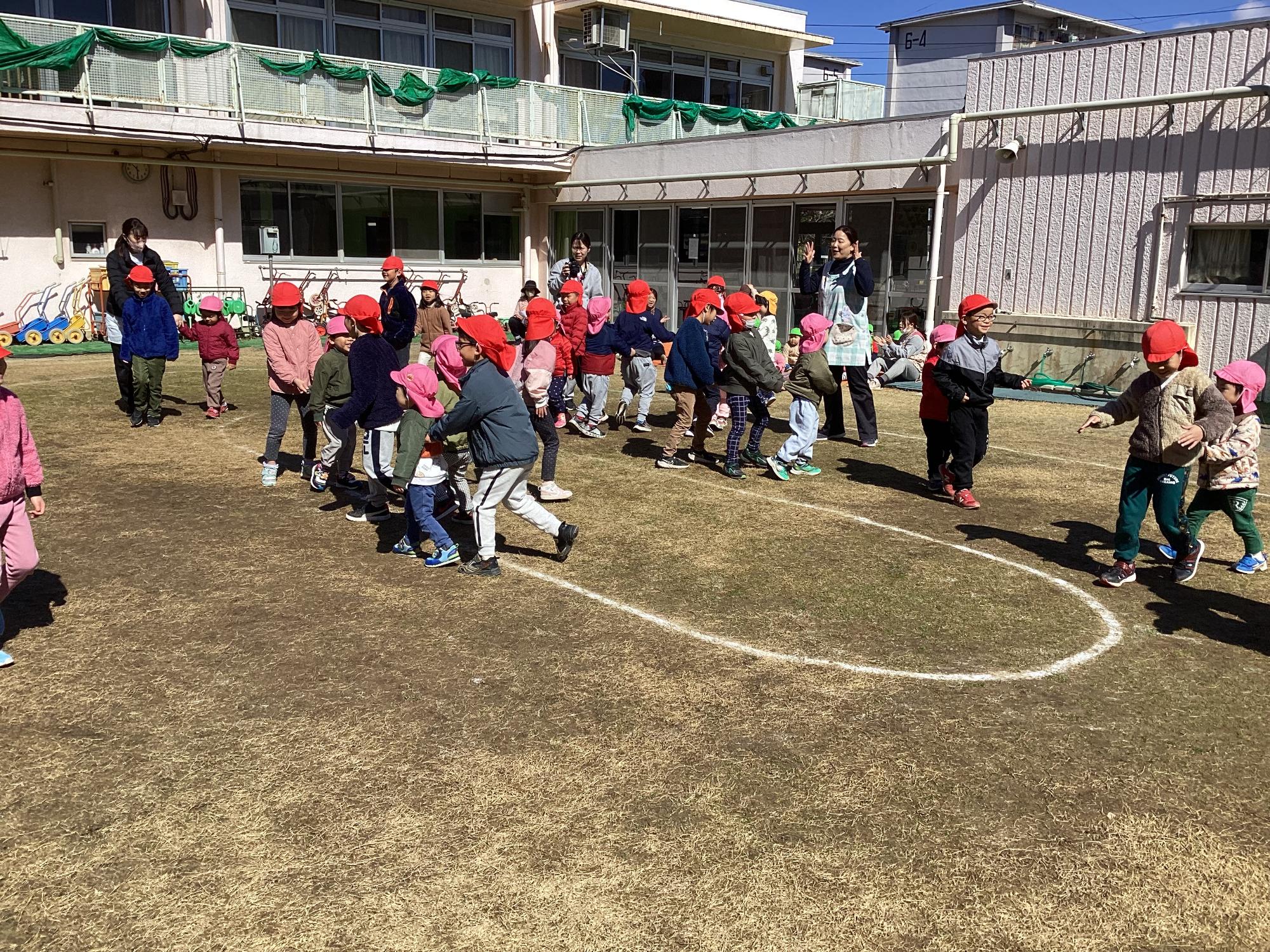 そら組と各クラス遊んでいる様子