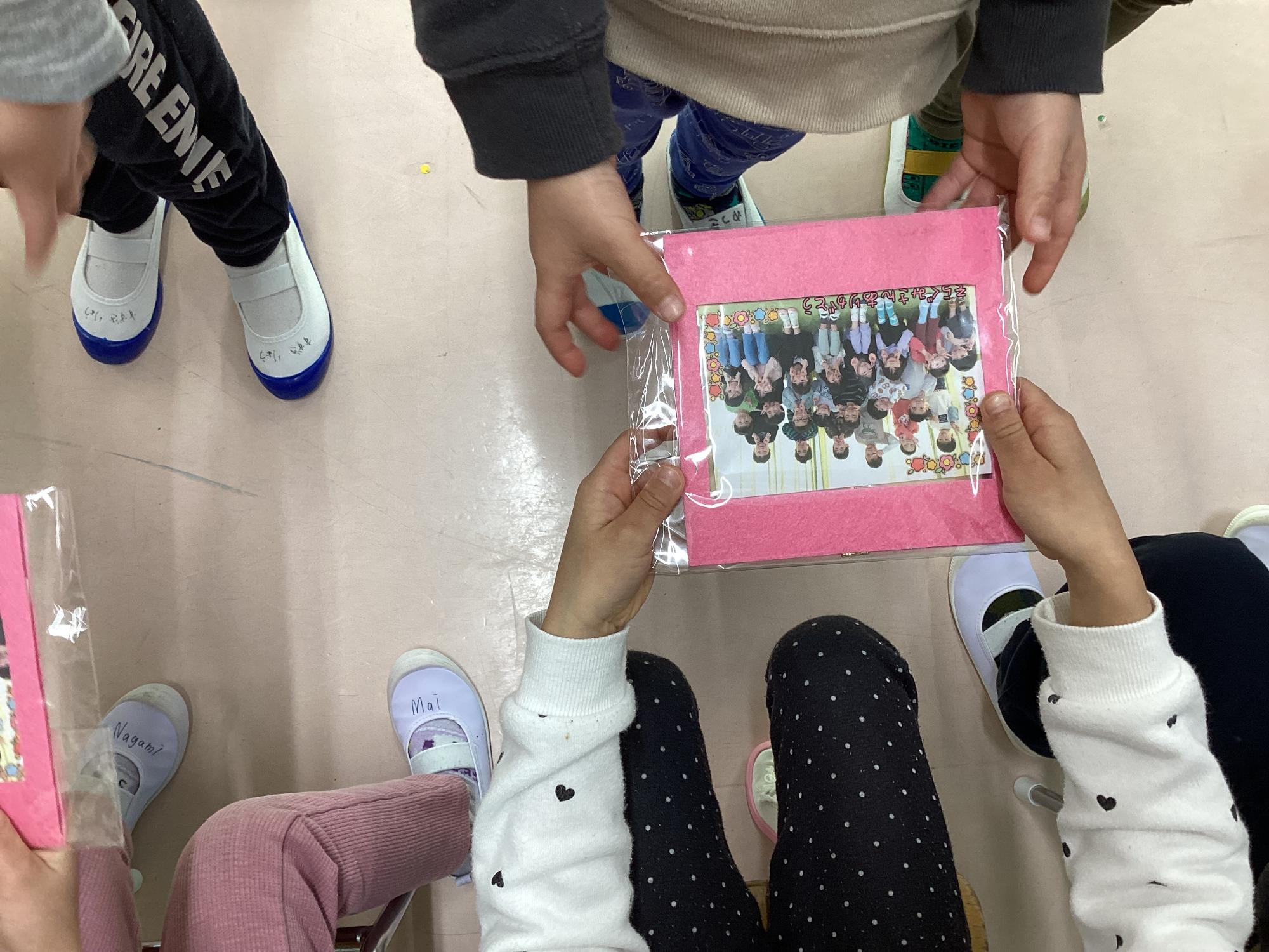 そら組にゆき組がお礼のフォトフレームを渡している様子
