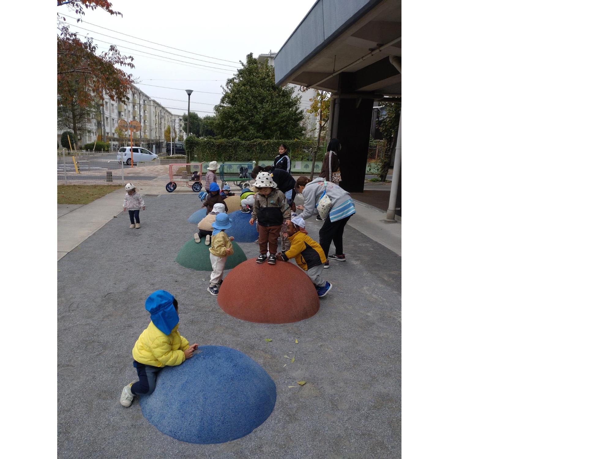 ほしぐみの子が公園で遊んでいるところ