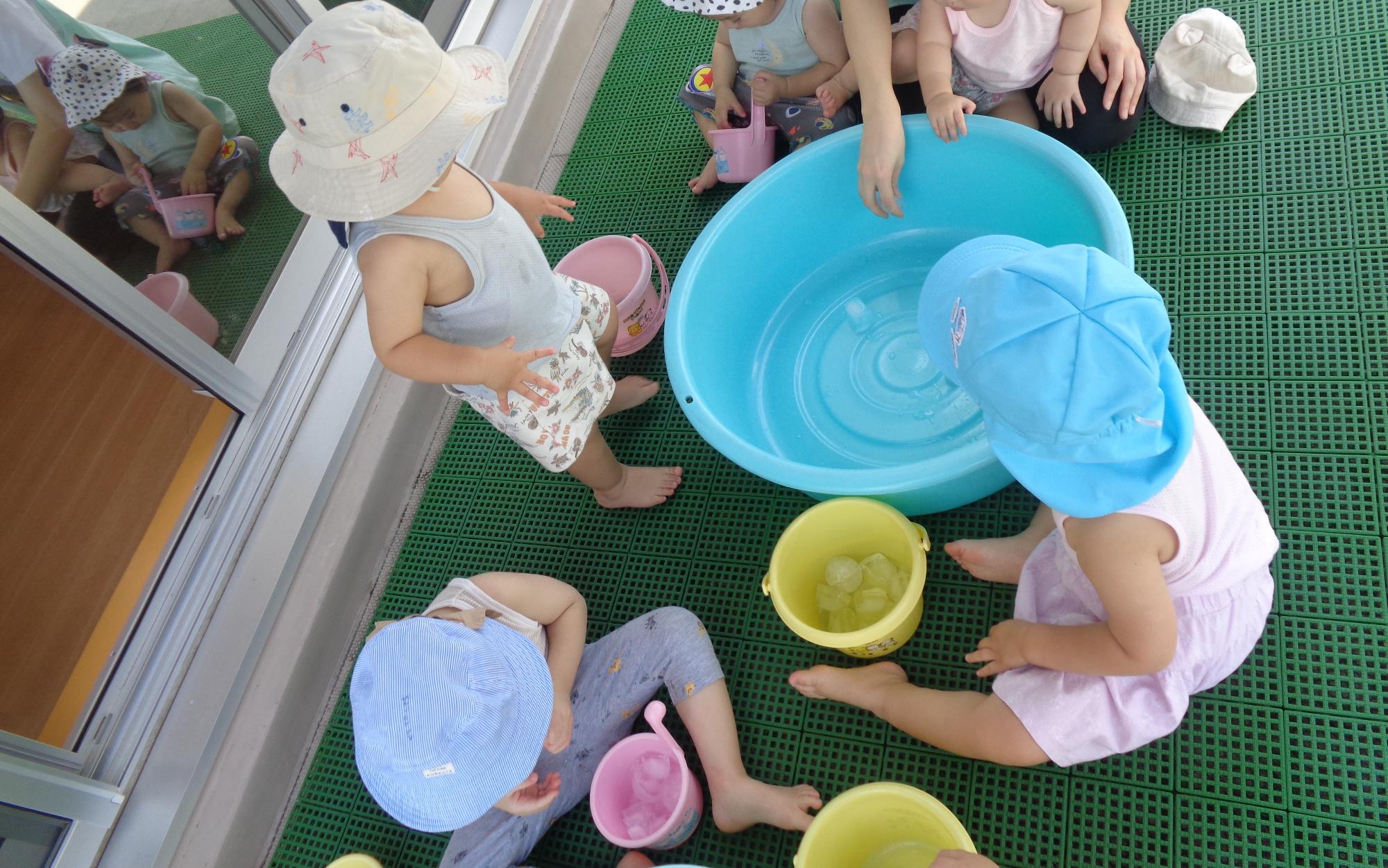 氷遊びの様子