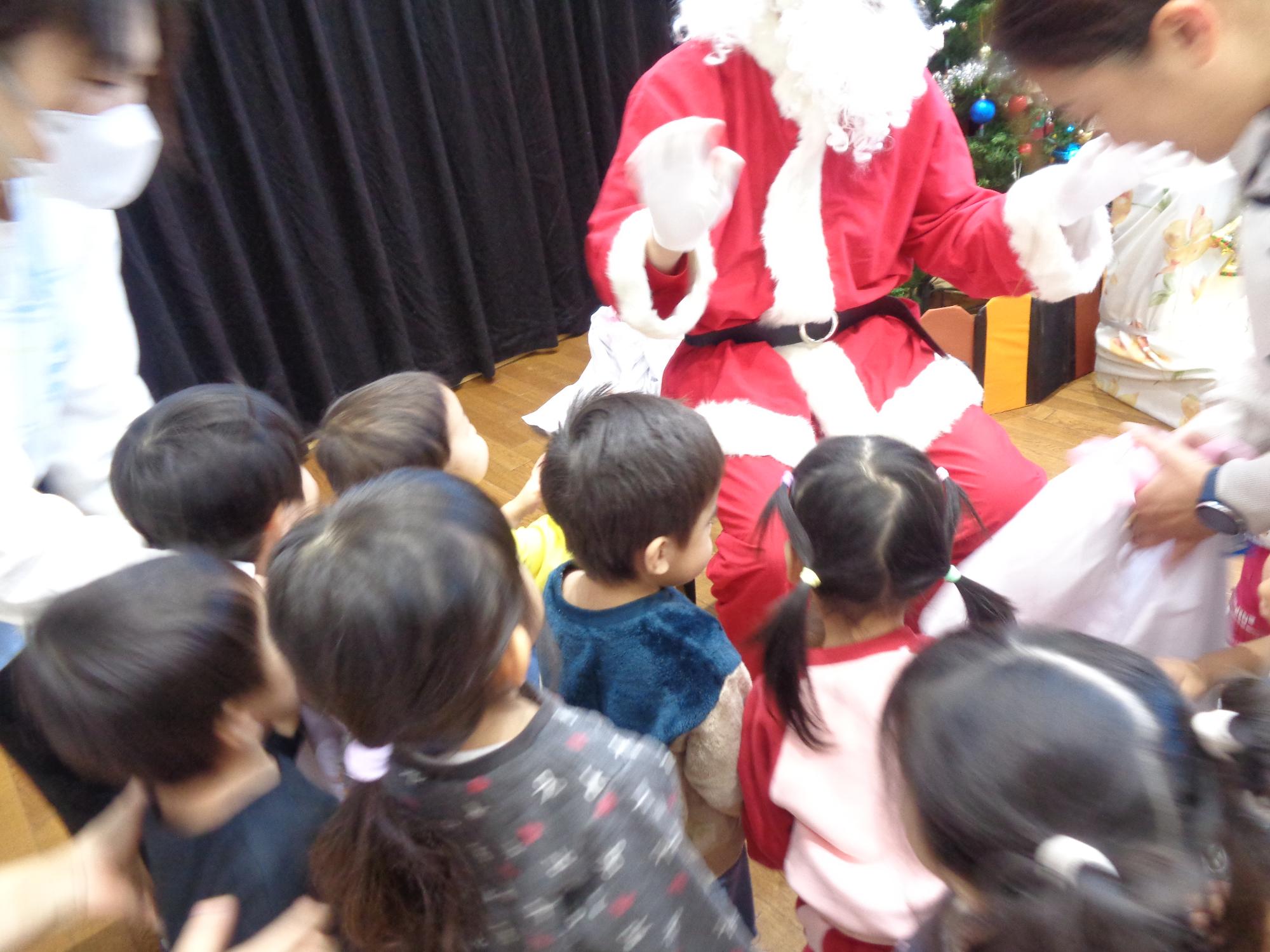 サンタさんからプレゼントをもらっているところ