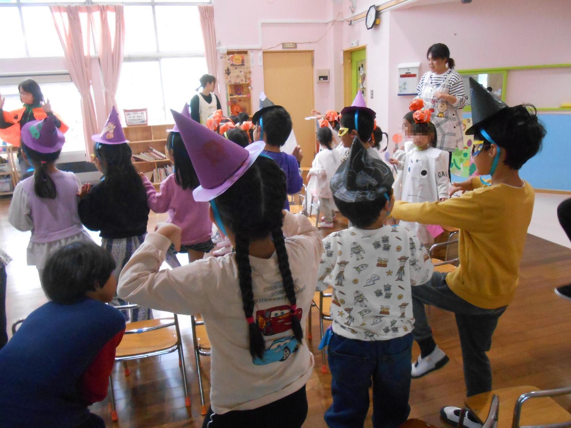 自分で作った仮面をつけ、とってもかっこいいです。