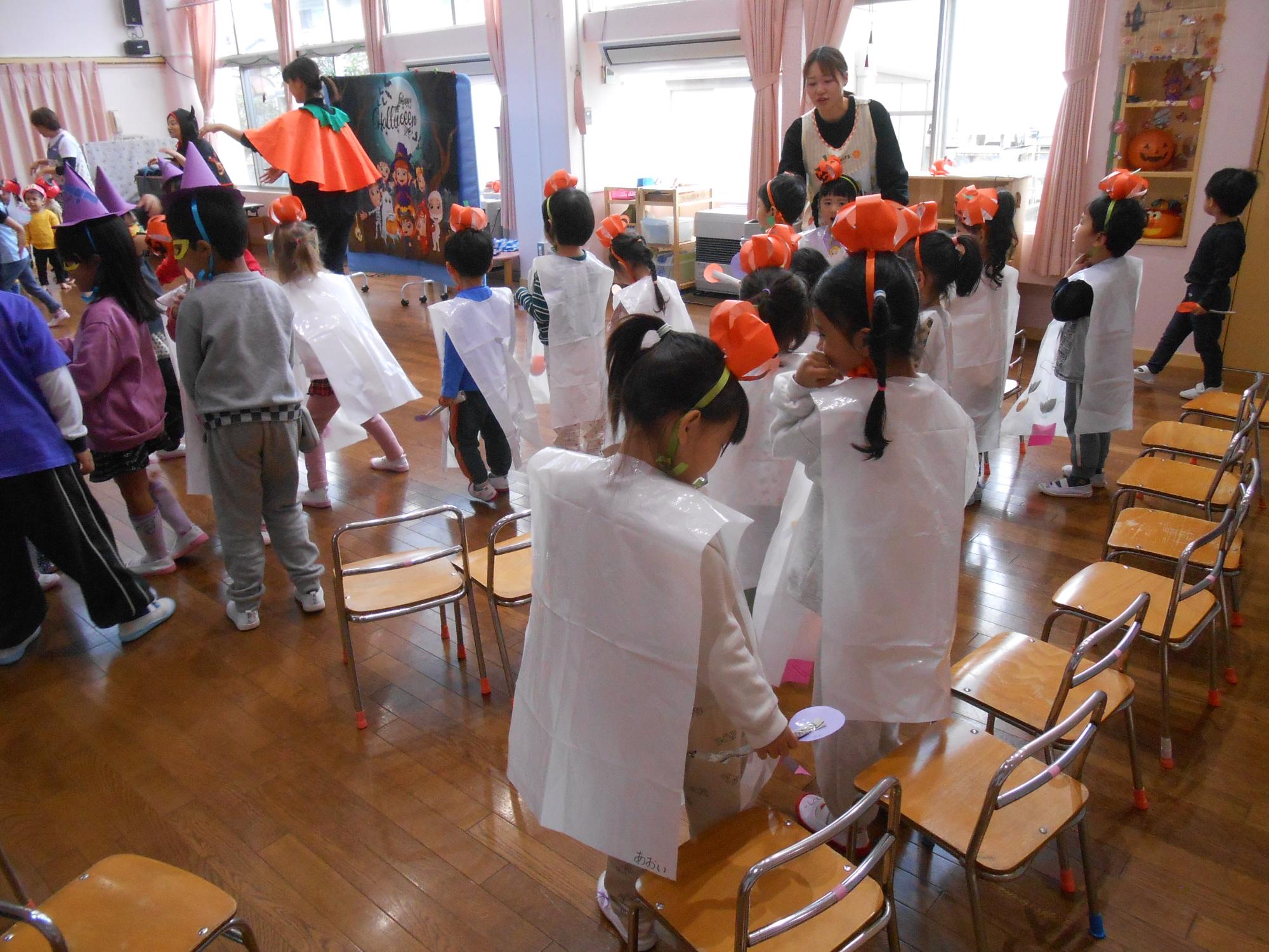 つきぐみ 白いお化けの衣装とカボチャの王冠がとっても似合っています。