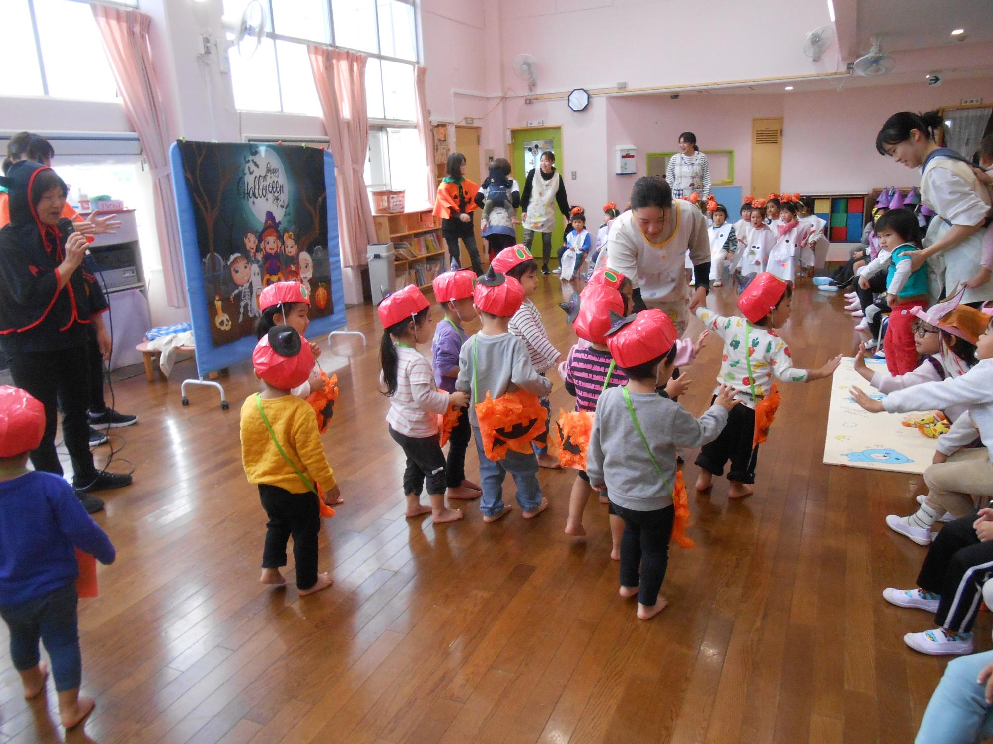 にじ組の仮装披露の様子