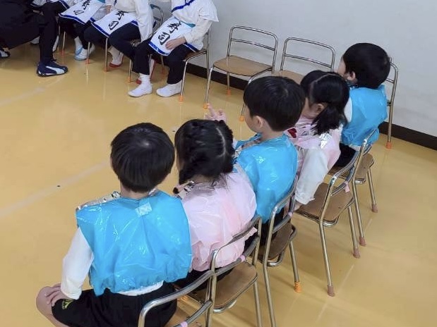 4歳児クラスが発表会の準備をしているところ