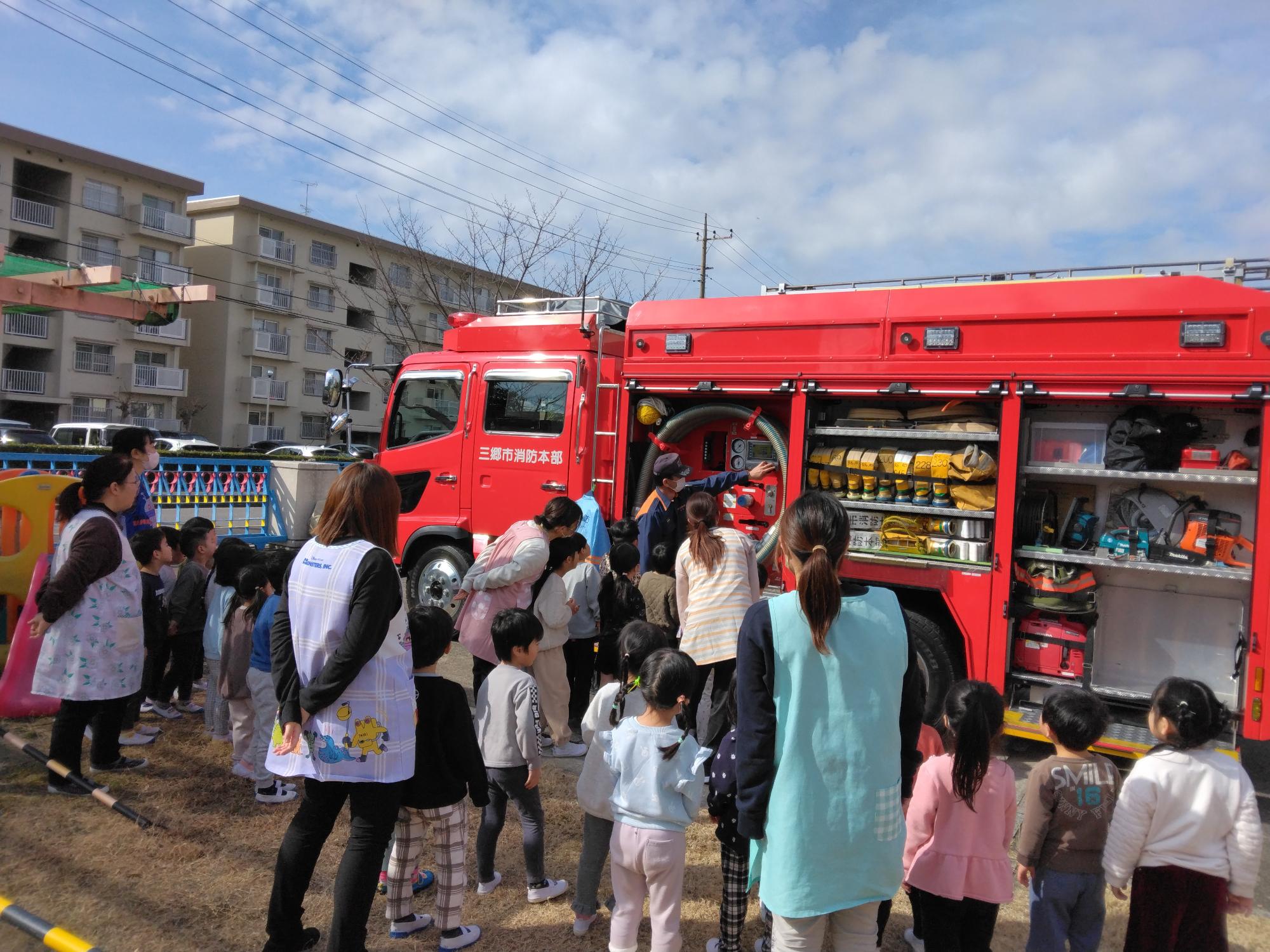 避難訓練で消防車を見学している様子